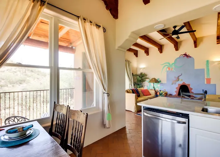 Mountain Views & Private Jacuzzi: Casita * Tucson