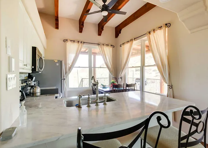 Mountain Views & Private Jacuzzi: Casita